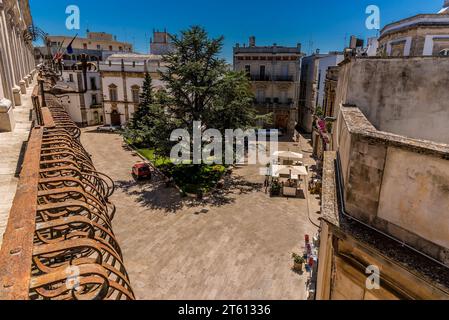Ein erhöhter Blick über die Piazza Roma in Martina Franca, Apulien, Italien im Sommer Stockfoto