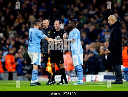 Mateo Kovacic (links) von Manchester City wird beim Gruppenspiel der UEFA Champions League im Etihad Stadium in Manchester durch seinen Teamkollegen Jeremy Doku ersetzt. Bilddatum: Dienstag, 7. November 2023. Stockfoto