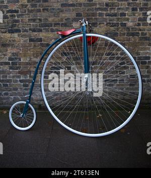 Penny Farthing Normal Bicycles Concours Marlborough Road St James's London London nach Brighton Veteran Car Run Stockfoto