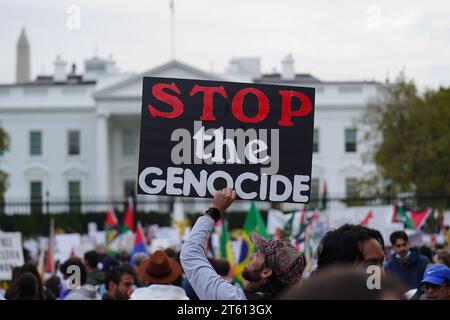 Washington, DC - 4. November: Eine Menschenmenge von Unterstützern ruft zu einem Waffenstillstand auf, um Gaza durch Isreal beim Marsch für Palästina in Freedom Park Wash zu bombardieren Stockfoto