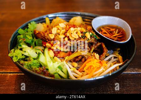 BUN BO XAO (VIETNAMESISCHER ZITRONENGRAS-RINDFLEISCH-NUDELSALAT aus einem authentischen vietnamesischen Restaurant in Breda, Niederlande Stockfoto