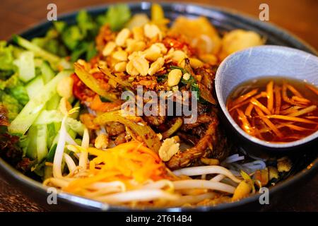 BUN BO XAO (VIETNAMESISCHER ZITRONENGRAS-RINDFLEISCH-NUDELSALAT aus einem authentischen vietnamesischen Restaurant in Breda, Niederlande Stockfoto