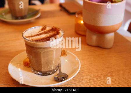 Nahaufnahme von Kürbis Chai Latte im Café in Nijmegen, Niederlande Stockfoto