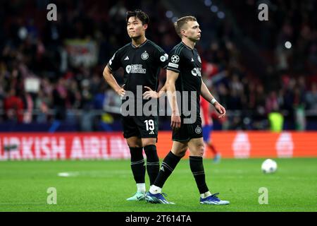 Celtic's Oh Hyeon-Gyu (links) und sein Teamkollege sehen nach dem letzten Pfiff im Spiel der UEFA Champions League Gruppe E im Estadio Metropolitano, Madrid, niedergeschlagen aus. Bilddatum: Dienstag, 7. November 2023. Stockfoto