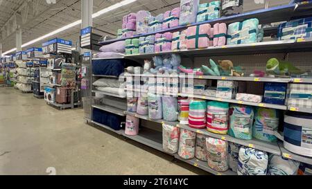 Norfolk, NE, USA - 12. Mai 2023: Kinderbettwäsche in einem Walmart Store ohne Leute. Stockfoto
