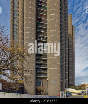 Tracey Towers sind brutalistische Wohntürme, die von Paul Rudolph entworfen und 1972 im Rahmen des Mitchell-Lama-Programms fertiggestellt wurden. Stockfoto