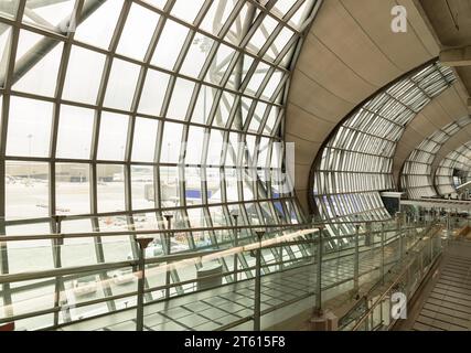 Bangkok, Thailand - 05. Oktober 2023 - Moderne Architektur Innenarchitektur mit Metallstruktur und Glas am Suvarnabhumi Abflugterminal. Abflugbereich Stockfoto