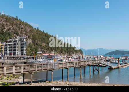 Vancouver, KANADA - 28. Juni 2023 : Horseshoe Bay Public Dock an sonnigen Tagen. Horseshoe Bay ist ein wichtiger Fährhafen, der von BC Ferries betrieben wird Stockfoto