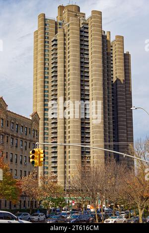 Tracey Towers sind brutalistische Wohntürme, die von Paul Rudolph entworfen und 1972 im Rahmen des Mitchell-Lama-Programms fertiggestellt wurden. Stockfoto