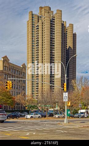 Tracey Towers sind brutalistische Wohntürme, die von Paul Rudolph entworfen und 1972 im Rahmen des Mitchell-Lama-Programms fertiggestellt wurden. Stockfoto