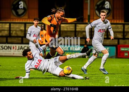 Brooklyn Lyons-Foster (53 Tottenham) wurde von John Kymani Gordon (27 Cambridge United) während des EFL Trophy Matches zwischen Cambridge United und Tottenham Hotspur Under21 im R Costs Abbey Stadium, Cambridge, am Dienstag, den 7. November 2023, herausgefordert. (Foto: Kevin Hodgson | MI News) Credit: MI News & Sport /Alamy Live News Stockfoto