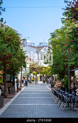 ESTEPONA, SPANIEN - 29. JULI 2023: Küstenpromenade in Estepona, Spanien am 29. Juli 2023 Stockfoto