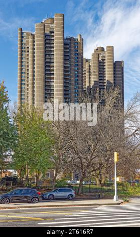 Tracey Towers sind brutalistische Wohntürme, die von Paul Rudolph entworfen und 1972 im Rahmen des Mitchell-Lama-Programms fertiggestellt wurden. Stockfoto