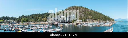Vancouver, KANADA - 28. Juni 2023 : Panoramablick auf Horseshoe Bay Public Dock bei sonnigem Tag. Horseshoe Bay ist ein großer Fährhafen, der im Besitz und betrieben wird Stockfoto