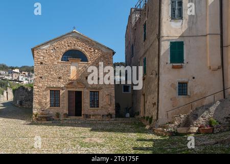 Die Kirche Sant'Agostino (14. Jh.) in einem Steindorf auf einem Hügel mit Blick auf die PalmenRiviera, Borgio Verezzi, Savona, Ligurien, Italien Stockfoto