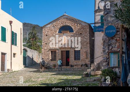 Die Kirche Sant'Agostino (14. Jh.) in einem Steindorf auf einem Hügel mit Blick auf die PalmenRiviera, Borgio Verezzi, Savona, Ligurien, Italien Stockfoto