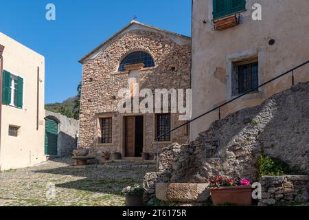 Die Kirche Sant'Agostino (14. Jh.) in einem Steindorf auf einem Hügel mit Blick auf die PalmenRiviera, Borgio Verezzi, Savona, Ligurien, Italien Stockfoto