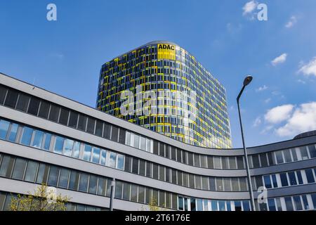 München, Deutschland - 05. April 2023: ADAC-Gebäude in München. Ziel des ADAC ist es, den Motorsport, den Motorsport und den Tourismus zu vertreten, zu fördern und zu fördern Stockfoto
