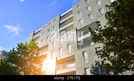 Modernes Wohngebiet. Bäume in der Nähe des neuen Wohngebäudes. Naturfreundliche Luxusimmobilien. Stockfoto