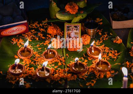 Dhaka, Bangladesch. November 2023. Gläubige zündeten den Prodip vor dem Shri Shri Lokanath Brahmachari Ashram Tempel während des religiösen Festivals Kartik Brati oder Rakher Upobash in Dhaka an. Quelle: SOPA Images Limited/Alamy Live News Stockfoto