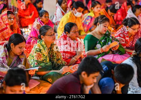 Dhaka, Bangladesch. November 2023. Hindugeweihte sitzen zusammen mit Prodip und beten zu Gott vor dem Shri Shri Lokanath Brahmachari Ashram Tempel während des religiösen Festivals Kartik Brati oder Rakher Upobash in Dhaka. Quelle: SOPA Images Limited/Alamy Live News Stockfoto