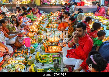 Dhaka, Bangladesch. November 2023. Hindugeweihte sitzen zusammen mit Prodip und beten zu Gott vor dem Shri Shri Lokanath Brahmachari Ashram Tempel während des religiösen Festivals Kartik Brati oder Rakher Upobash in Dhaka. Quelle: SOPA Images Limited/Alamy Live News Stockfoto