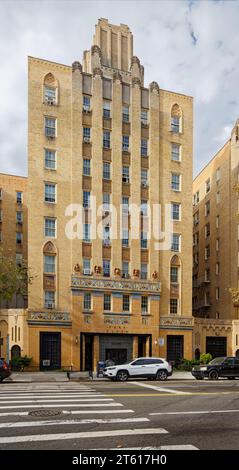 Horace Ginsberg und Marvin Fine entwarfen die Park Plaza Apartments, ein Wahrzeichen im Art déco-Stil in der Bronx, mit üppiger polychromer Terrakotta. Stockfoto