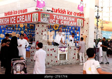 Dubai, Vereinigte Arabische Emirate - 25. April 2023 türkischer Eisverkäufer an einem Verkaufsstand im globalen Dorf dubai Stockfoto