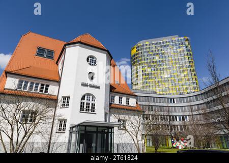 München - 05. April 2023: Modernes ADAC-Gebäude mit älterem Clubhaus in München. Ziel des ADAC ist es, Moto zu vertreten, zu fördern und zu vertreten Stockfoto