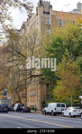 Horace Ginsberg und Marvin Fine entwarfen die Park Plaza Apartments, ein Wahrzeichen im Art déco-Stil in der Bronx, mit üppiger polychromer Terrakotta. Stockfoto