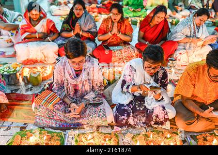 Dhaka, Bangladesch. November 2023. Hindugeweihte sitzen zusammen mit Prodip und beten zu Gott vor dem Shri Shri Lokanath Brahmachari Ashram Tempel während des religiösen Festivals Kartik Brati oder Rakher Upobash in Dhaka. (Foto: Zabed Hasnain Chowdhury/SOPA Images/SIPA USA) Credit: SIPA USA/Alamy Live News Stockfoto