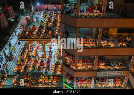 Dhaka, Bangladesch. November 2023. Hindugeweihte sitzen zusammen mit Prodip und beten zu Gott vor dem Shri Shri Lokanath Brahmachari Ashram Tempel während des religiösen Festivals Kartik Brati oder Rakher Upobash in Dhaka. (Foto: Zabed Hasnain Chowdhury/SOPA Images/SIPA USA) Credit: SIPA USA/Alamy Live News Stockfoto