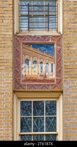 Horace Ginsberg und Marvin Fine entwarfen die Park Plaza Apartments, ein Wahrzeichen im Art déco-Stil in der Bronx, mit üppiger polychromer Terrakotta. Stockfoto