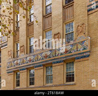 Horace Ginsberg und Marvin Fine entwarfen die Park Plaza Apartments, ein Wahrzeichen im Art déco-Stil in der Bronx, mit üppiger polychromer Terrakotta. Stockfoto