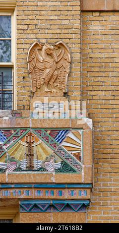 Horace Ginsberg und Marvin Fine entwarfen die Park Plaza Apartments, ein Wahrzeichen im Art déco-Stil in der Bronx, mit üppiger polychromer Terrakotta. Stockfoto