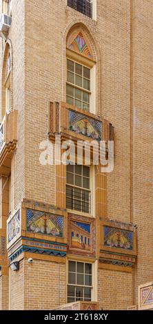 Horace Ginsberg und Marvin Fine entwarfen die Park Plaza Apartments, ein Wahrzeichen im Art déco-Stil in der Bronx, mit üppiger polychromer Terrakotta. Stockfoto