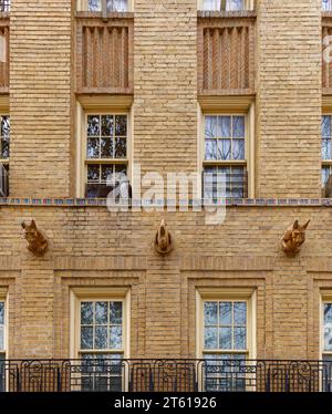 Horace Ginsberg und Marvin Fine entwarfen die Park Plaza Apartments, ein Wahrzeichen im Art déco-Stil in der Bronx, mit üppiger polychromer Terrakotta. Stockfoto