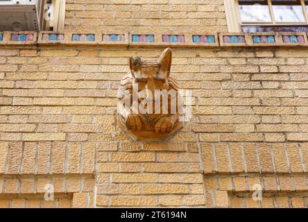 Horace Ginsberg und Marvin Fine entwarfen die Park Plaza Apartments, ein Wahrzeichen im Art déco-Stil in der Bronx, mit üppiger polychromer Terrakotta. Stockfoto