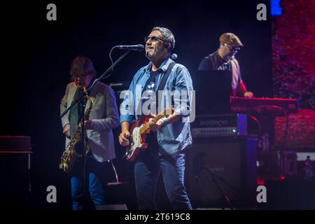 Die italienisch-britische Band Dire Straits Legacy ist eine Tributband an die legendäre Britische Band um den Gitarristen Mark Knopfler. Hier bei einem Auftritt im Haus Auensee in Leipzig. Die Band setzt sich aus den ehemaligen Bandmitgliedern: Phil Palmer Gitarre Danny Cummings Percussion Mel Collins Saxophon Alan Clark Keyboard sowie der Produzentenlegende Trevor Horn Video Kill the Radiostar und den Italienern: MARCO CAVIGLIA, PRIMIANO DIBIASE und CRISTIANO MICALIZI Dire Straits Legacy Leipzig *** die italienisch-britische Band Dire Straits Legacy ist eine Hommage an das legendäre britische Ban Stockfoto