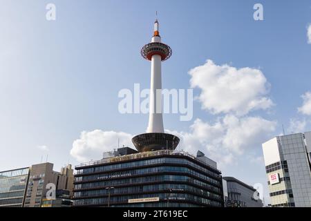 Kyoto, Japan - 17. April 2023: Blick auf den Kyoto Tower. Er ist ein Aussichtsturm aus Stahl und mit 131 Metern das höchste Gebäude in Kyoto Stockfoto