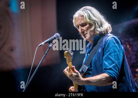 Die italienisch-britische Band Dire Straits Legacy ist eine Tributband an die legendäre Britische Band um den Gitarristen Mark Knopfler. Hier bei einem Auftritt im Haus Auensee in Leipzig. Die Band setzt sich aus den ehemaligen Bandmitgliedern: Phil Palmer Gitarre Danny Cummings Percussion Mel Collins Saxophon Alan Clark Keyboard sowie der Produzentenlegende Trevor Horn Video Kill the Radiostar und den Italienern: MARCO CAVIGLIA, PRIMIANO DIBIASE und CRISTIANO MICALIZI Dire Straits Legacy Leipzig *** die italienisch-britische Band Dire Straits Legacy ist eine Hommage an das legendäre britische Ban Stockfoto