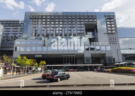 Kyoto, Japan - 17. April 2023: Kyoto Station Building, entworfen von Hiroshi Hara mit vielen Eigenschaften des Futurismus Stil und eröffnet 1997 Stockfoto