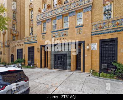 Horace Ginsberg und Marvin Fine entwarfen die Park Plaza Apartments, ein Wahrzeichen im Art déco-Stil in der Bronx, mit üppiger polychromer Terrakotta. Stockfoto