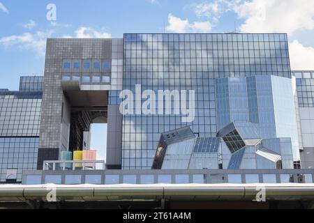 Kyoto, Japan - 17. April 2023: Kyoto Station Building, entworfen von Hiroshi Hara mit vielen Eigenschaften des Futurismus Stil und eröffnet 1997 Stockfoto