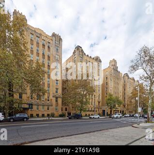 Horace Ginsberg und Marvin Fine entwarfen die Park Plaza Apartments, ein Wahrzeichen im Art déco-Stil in der Bronx, mit üppiger polychromer Terrakotta. Stockfoto