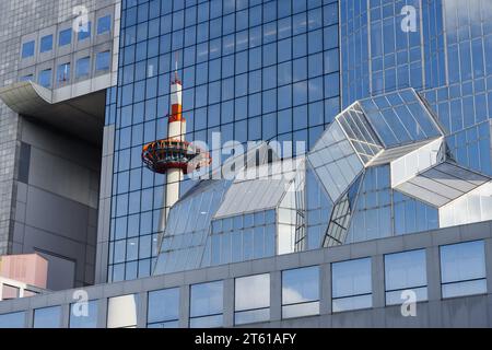 Kyoto, Japan - 17. April 2023: Kyoto Station Building, entworfen von Hiroshi Hara mit vielen Eigenschaften des Futurismus Stil und eröffnet 1997 Stockfoto