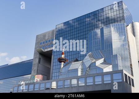 Kyoto, Japan - 17. April 2023: Kyoto Station Building, entworfen von Hiroshi Hara mit vielen Eigenschaften des Futurismus Stil und eröffnet 1997 Stockfoto