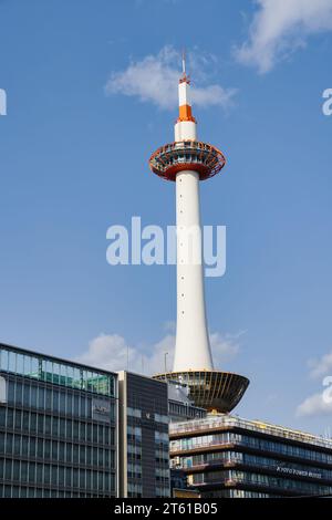 Kyoto, Japan - 17. April 2023: Blick auf den Kyoto Tower. Er ist ein Aussichtsturm aus Stahl und mit 131 Metern das höchste Gebäude in Kyoto Stockfoto