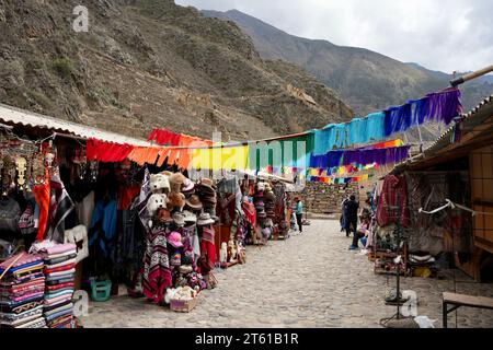 Farbenfroher Markt an der historischen Inka-Ausgrabungsstätte. Ollantaytambo, Peru, 5. Oktober 2023. Stockfoto