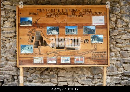 Ollantaytambo, Peru, 5. Oktober 2023. Rustikales hölzernes Touristeninformationsschild mit Details zur Inka-Stätte. Stockfoto